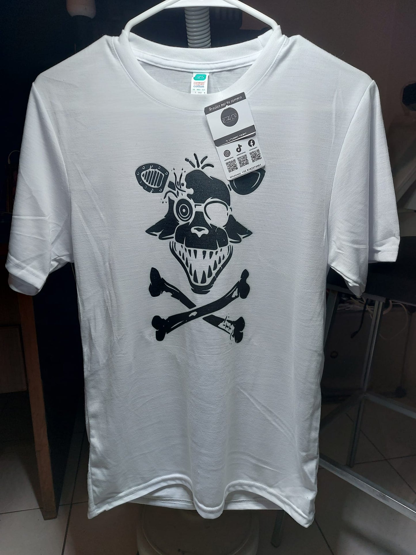 Playera Blanca FNAF Foxy Pirata - E-4LF Oficial Mty